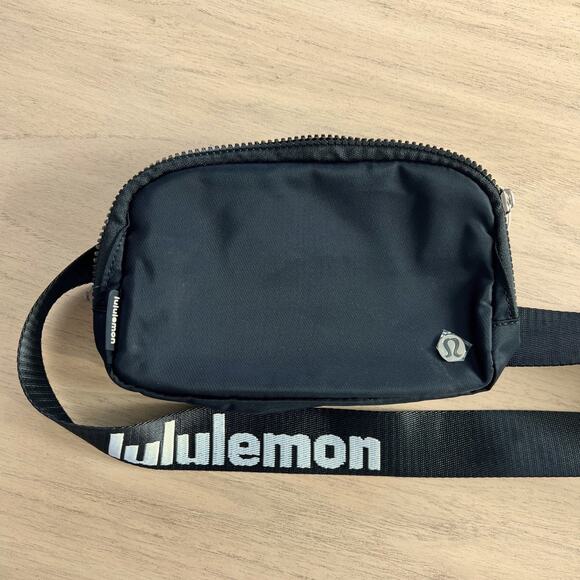 Lululemon Everywhere Crossbody Belt Bag 1L - Black with Logo Strap - Picture 4 of 5
